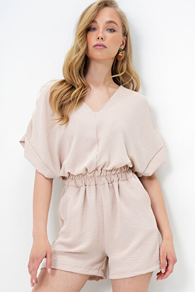 Trend Alaçatı Stili Dámská béžová kombinéza Aerobin s výstřihem do V a nabíranými rameny s dvojitými kapsami ALC-X13942