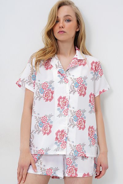 Trend Alaçatı Stili Damen-Pyjama-Anzug mit geknöpfter Vorderseite, gewebtem Hemd und Shorts in Ecru mit Muster PJM-X13890
