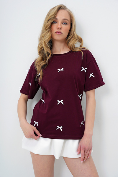 Trend Alaçatı Stili Damska koszulka w kolorze bordowo-czerwonym z okrągłym dekoltem i haftowaną kokardą ALC-X13902