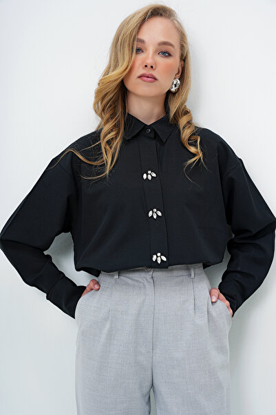 Trend Alaçatı Stili Dámská oversize popelínová košile s černým kamenem ALC-X13934