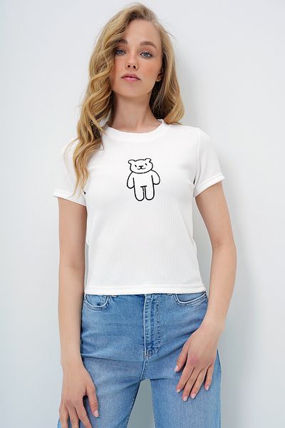 Trend Alaçatı Stili Tricou alb pentru femei, cu decolteu rotund, cu ursuleț de pluș brodat Ottoban ALC-X13917
