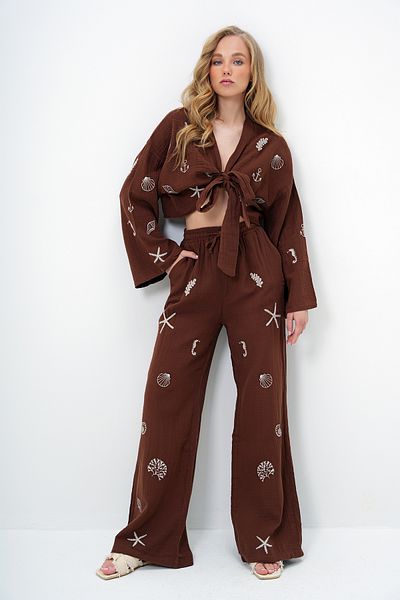Trend Alaçatı Stili Women's Brown Embroidery Embroidered Lacing Detailed Muslin Crop Blouse and Pants Set Alc-X13976