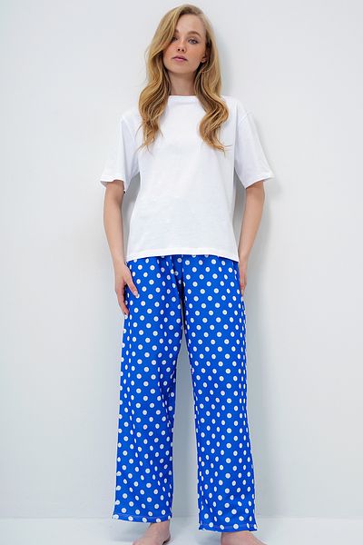 Trend Alaçatı Stili Damen-Pyjama-Set Saks Blue mit Rundhalsausschnitt, Basic-T-Shirt und gepunkteter Hose PJM-X13909