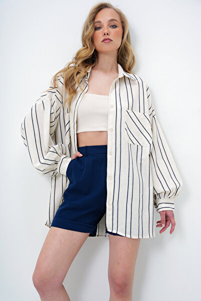 Trend Alaçatı Stili Női sötétkék dupla zsebes lenkeverék, túlméretezett csíkos ing ALC-X13978