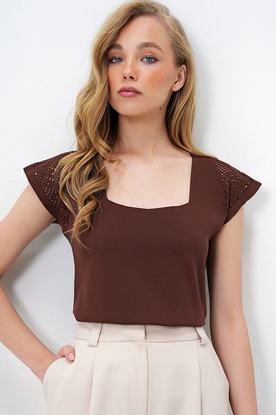 Trend Alaçatı Stili Braune Damenbluse mit quadratischem Ausschnitt und durchbrochenem Sommerstrick Alc-X14052