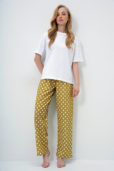 Trend Alaçatı Stili Yağ Yeşili Bisiklet Yaka Basic T-Shırt Ve Puantiye Desenli Pantolonlu Pijama Takımı PJM-X13909