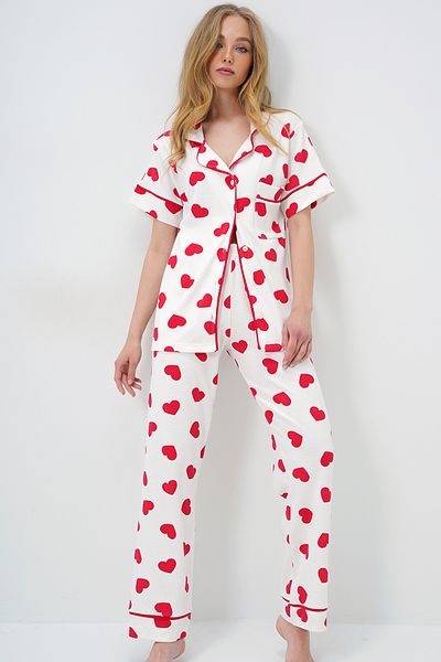 Trend Alaçatı Stili Pyjama-Set aus Baumwollhemd und Hose mit Paspelierung und rotem Einzeltaschen-Hemd mit großem Herzmuster PJM-X13898