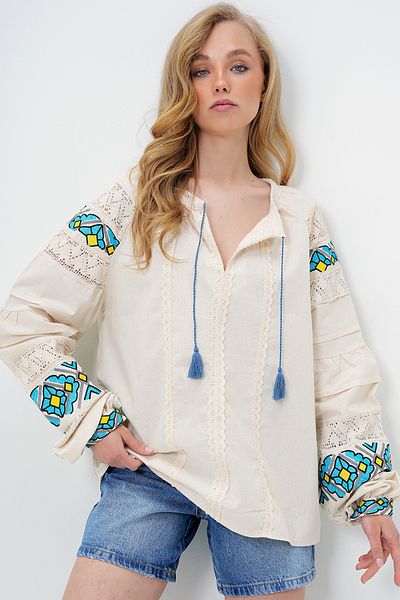 Trend Alaçatı Stili Women's Beige Crew Neck Scallop and Embroidery Embroidered Balloon Sleeve Raw Linen Blouse Alc-X14101