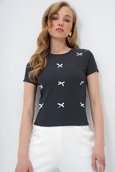 Trend Alaçatı Stili Anthrazitfarbene Damen-Crop-Bluse mit Rundhalsausschnitt und Schleife ALC-X13671