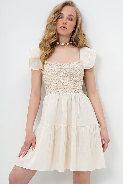 Trend Alaçatı Stili Cremefarbenes Damen-Minikleid mit Rüschen und Spitzenrock, Volantfutter und Leinen-Minikleid ALC-X13974