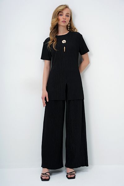 Trend Alaçatı Stili Women's Black Crew Neck Gold Button Detail Slit Pleated Blouse and Pants Set Alc-X14138