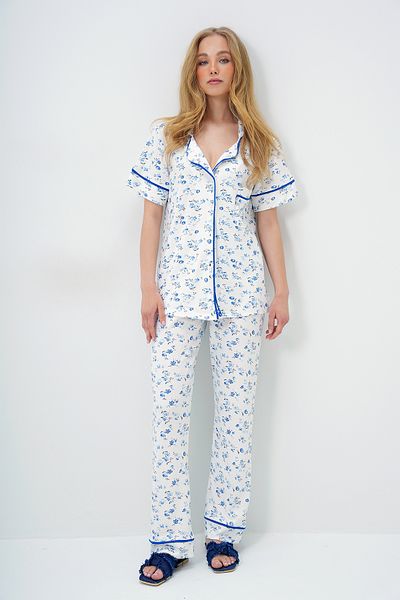 Trend Alaçatı Stili Damen-Pyjama-Set PJM-X13898 mit Micro-Flower-Sax-Hemd und Hose mit einzelner Tasche und Paspelierung aus Baumwolle