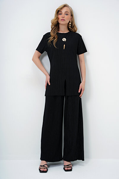 Trend Alaçatı Stili Women's Black Crew Neck Gold Button Detail Slit Pleated Blouse and Pants Set Alc-X14138