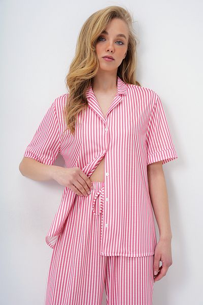 Trend Alaçatı Stili Damen-Pyjama-Set PJM-X13918 mit Korallen-Doppelärmeln und -Beinen, gestreiftem Hemd und Hose