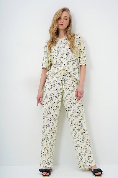 Trend Alaçatı Stili Set de pijamale din bumbac, cu decolteu rotund, cu model de flori de gălbenuș de unt PJM-X13905