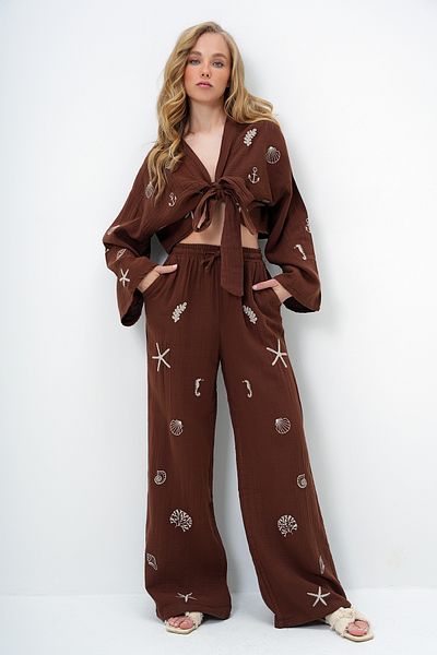 Trend Alaçatı Stili Women's Brown Embroidery Embroidered Lacing Detailed Muslin Crop Blouse and Pants Set Alc-X13976