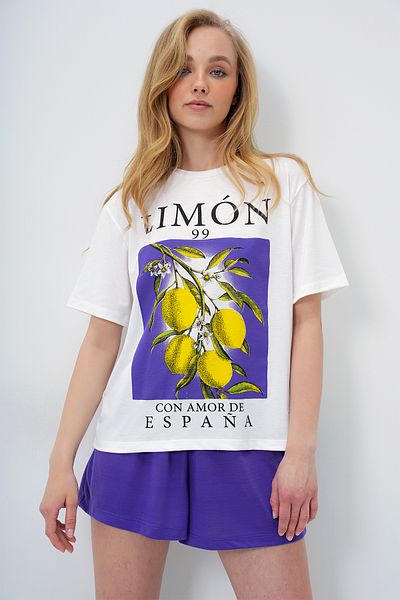 Trend Alaçatı Stili Damen-Pyjama-Set aus Baumwolle mit Basic-T-Shirt und Shorts in Lila mit Zitronenmuster PJM-X13903