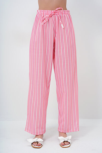 Trend Alaçatı Stili Damen-Pyjama-Set PJM-X13920 mit gestricktem Basic-T-Shirt mit gestricktem Granatapfel-Schriftzug und gestreifter Hose