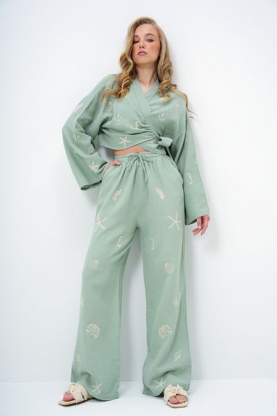 Trend Alaçatı Stili Damen-Set aus grüner, bestickter, mit Schnürung verziertem Musselin-Crop-Bluse und Hose ALC-X13976