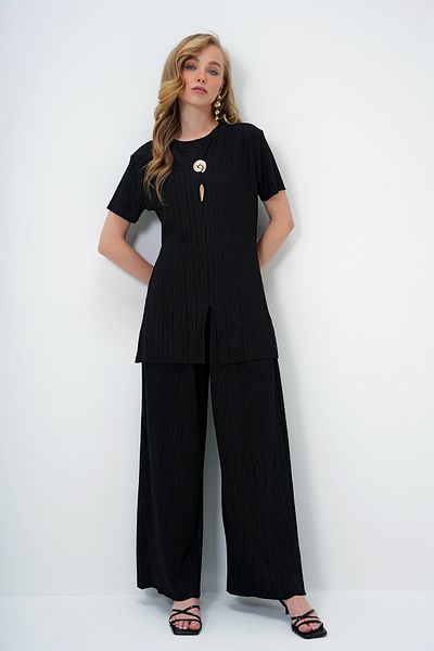 Trend Alaçatı Stili Women's Black Crew Neck Gold Button Detail Slit Pleated Blouse and Pants Set Alc-X14138