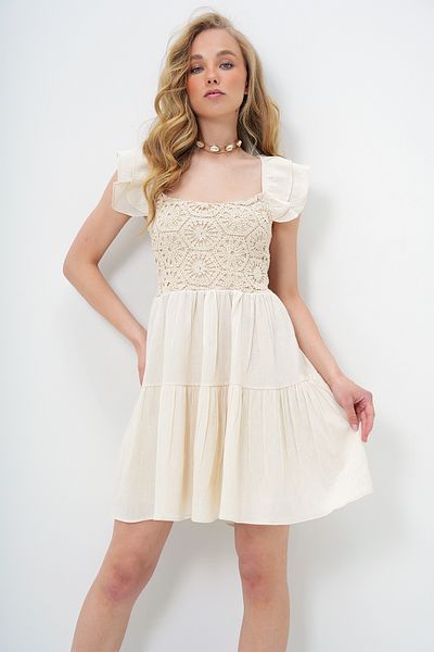 Trend Alaçatı Stili Cremefarbenes Damen-Minikleid mit Rüschen und Spitzenrock, Volantfutter und Leinen-Minikleid ALC-X13974