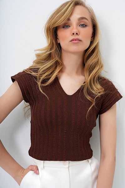 Trend Alaçatı Stili Braune Damenbluse mit V-Ausschnitt und durchbrochenem V-Ausschnitt vorne und hinten ALC-X14147