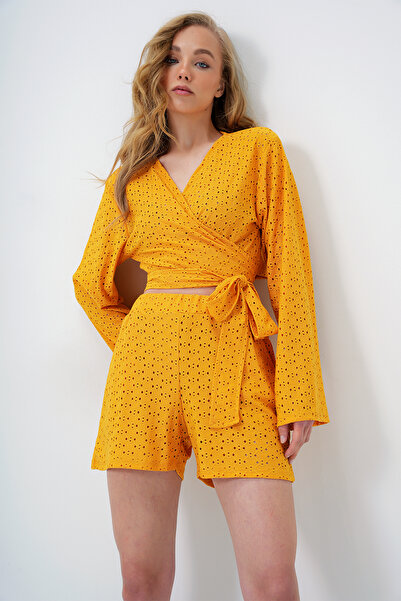 Trend Alaçatı Stili Senffarbenes Damen-Set mit zweireihigem Kragen, Taillengürtel, Guipure-Bluse und Shorts mit Innenfutter ALC-X14092