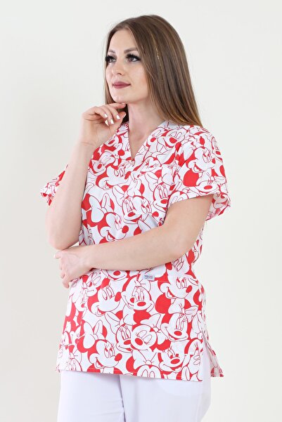 ModaCanel سترة علوية من الجيرسيه الطبية منقوشة باللون الأحمر ميكي للنساء برقبة على شكل حرف V