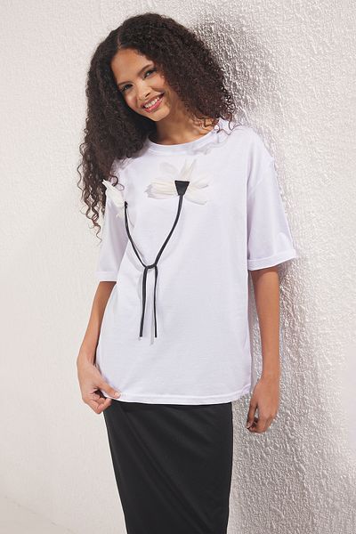 Trendyol Collection Uraşan Relaxed Fit T-Shirt with White 100% Cotton Flower Accessory