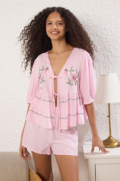 Trendyol Collection Rosa, floral bestickte Schnür-Shorts aus Viskose, Pyjama-Set THMSS25PT00027