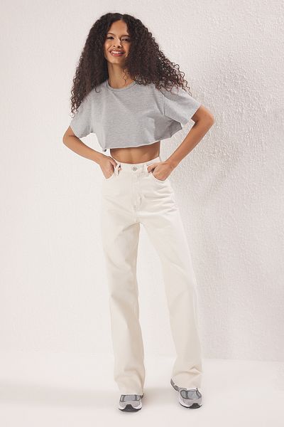 Trendyol Collection Ecru High Waist Direct Jeans mit geschnittenen Beinen: TWOAW25JE00378