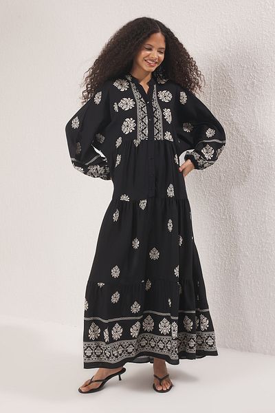 Trendyol Modest Schwarz-Ecru ungefüttertes, schlichtes Shally-Hijab-Kleid TCTSS24EB00221