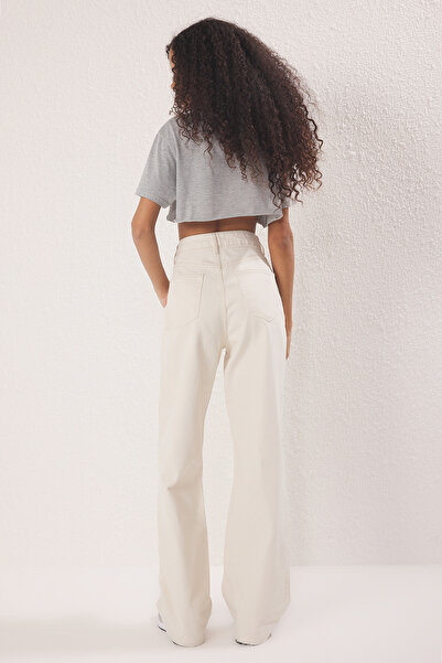 Trendyol Collection Ecru džíny s vysokým pasem a výřezem: TWOAW25JE00378