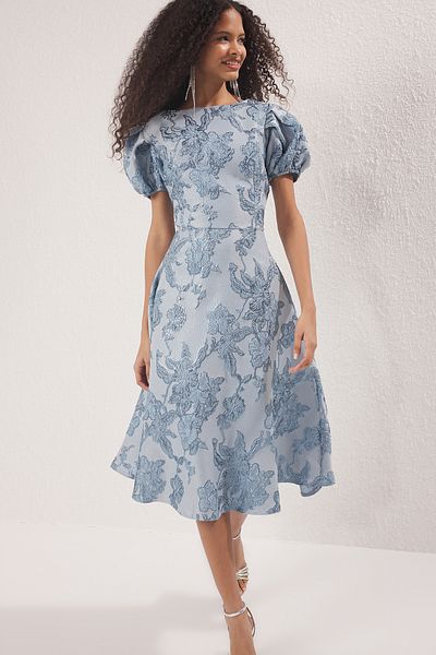 Trendyol Collection Hellblaues, schickes Midi-Abendkleid aus Jacquard mit A-Schnitt und Abschlussballkleid TPRSS25EL00202