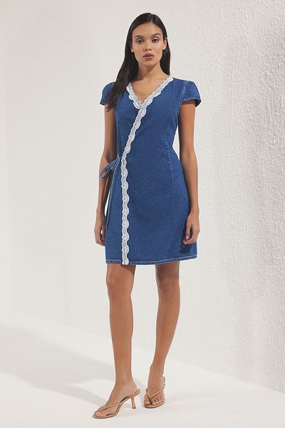 Trendyol Collection Modré krajkové detailní dvouřadé šněrovací mini džínové šaty TWOSS25EL00740