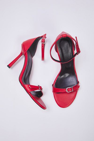TRENDYOL SHOES Klassische Damenschuhe mit hohen Absätzen und roter Schnalle, schmaler Absatz, TAKSS25TO00019