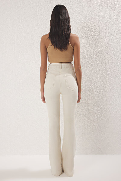 Trendyol Collection Ecru magas derekú, kényelmes/rugalmas flare farmernadrág TWOSS25JE00101