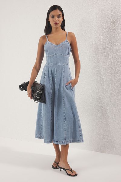 Trendyol Collection Světle modré midi džínové šaty s výstřihem do V TWOSS25EL00737