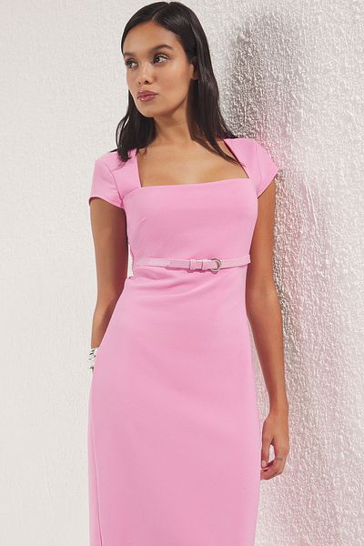 Trendyol Collection Rosa gewölbtes, schlichtes, körperbetontes Midi-Webkleid TWOSS25EL00211