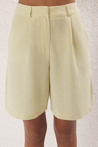 Trendyol Collection Sárga vászon megjelenésű V-nyakú mellény és rövidnadrág szőtt alsó-felső szett TWOSS25AU00041