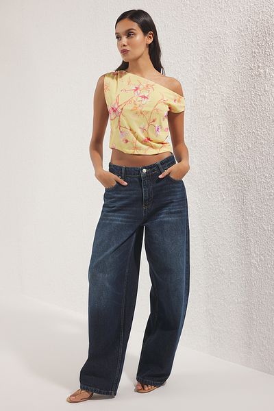 Trendyol Collection Κίτρινο λουλούδι με μοτίβο εφαρμοστή ασύμμετρη λαιμόκοψη ελαστική μπλούζα πλεκτής
