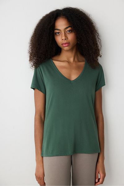 Penti Khakifarbenes Modal-T-Shirt mit V-Ausschnitt und normaler Passform