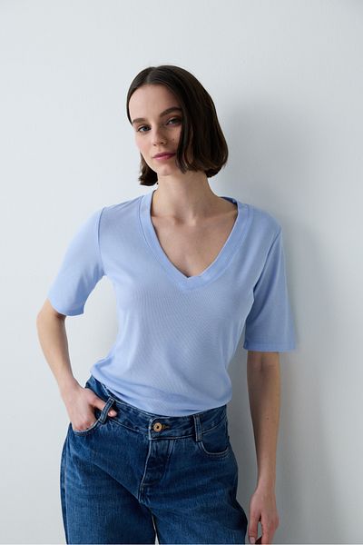 Penti Hellblaues T-Shirt mit V-Ausschnitt und lockerem Schnitt