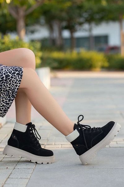 İA İLERİADIM Cizme de damă din piele intoarsa neagra cu talpa inalta - design cu siret