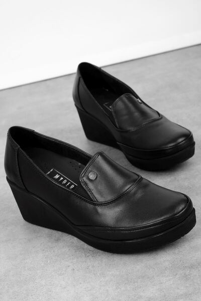 Lal Shoes & Bags Coco Жіночі шкіряні повсякденні туфлі з круглими металевими деталями - чорні