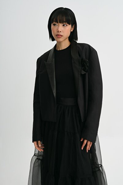 MİİN SİYAH YAKASI DERİ GÜL APLİKELİ KISA CEKET