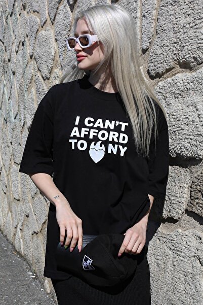 Madmext Černé dámské tričko s potiskem a výstřihem MG1653