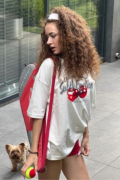 Madmext Übergroßes, ecrufarbenes T-Shirt mit Rundhalsausschnitt und Kirschen-Print MG2131