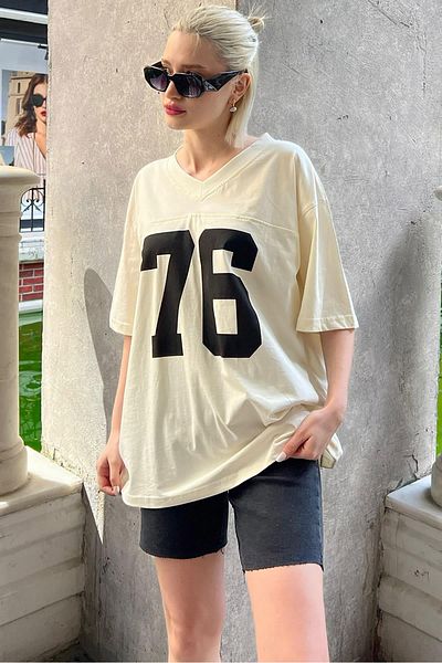 Madmext T-shirt MG2037 με εκρού εμπριμέ V-Neck Overfit