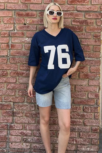 Madmext Marineblaues bedrucktes Overfit-T-Shirt mit V-Ausschnitt MG2037